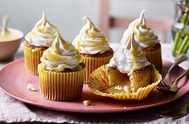 Flourless lemon meringue cakes