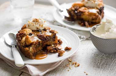 Slow cooker bread pudding with caramel