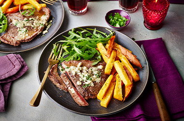 Steak with blue cheese and chips