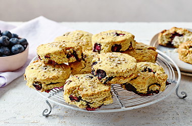 Vegan scones with lemon and coconut cream