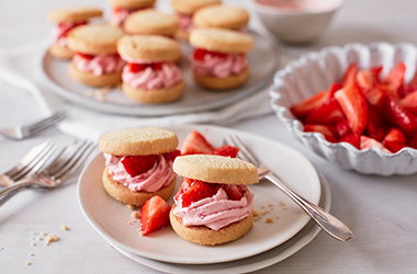 3-ingredient strawberry shortcake sandwiches