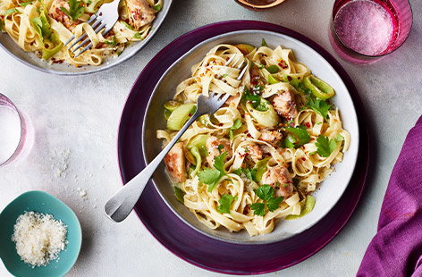 A rich and creamy pasta classic, you won’t be able to get enough of this chicken and leek alfredo. Serve with a generous helping of Parmesan and dig in!