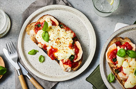 Give your WFH lunches a glow-up with just 5 ingredients! Top your toast with precooked chicken slices, then spoon over a herby tomato sauce. Finish with melty mozzarella and basil leaves.