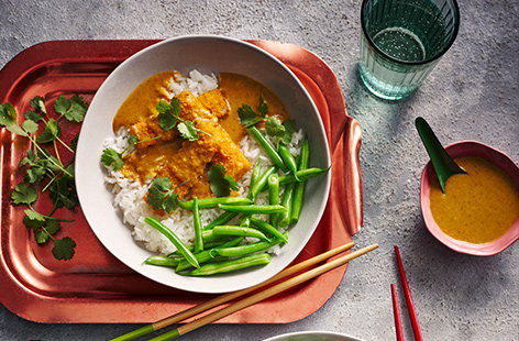 Fish fingers get a new lease of life with a Japanese twist – a mild and creamy Japanese-style curry sauce, fluffy white rice and fresh green beans bring fragrance and flavour to the dinner table