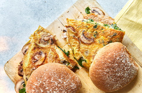 Mushroom and spinach omelette buns