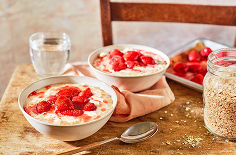 Give a comforting bowl of porridge a summer twist with this roasted strawberries and cream porridge recipe. Perfect for cooler summer mornings, a hearty bowl of porridge is topped with juicy, caramelised roasted strawberries and a swirl of cream.