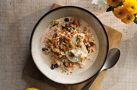 Pudding for breakfast? Yes, please! If you normally crave sweet treats, then you’ll love this carrot cake-inspired overnight oats recipe