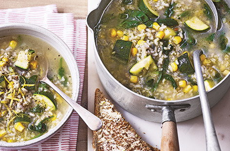 Brown rice and courgette soup