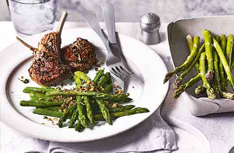 Roasted lamb chops with garlic-herb crumb