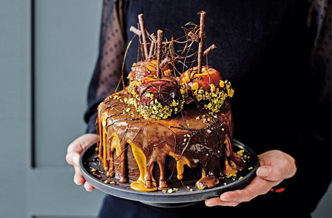 This showstopping cake dripping with layers of caramel and chocolate, and a centrepiece of sticky, sweet toffee apples, is wickedly irresistible. Give this impressive toffee apple cake a go this Bonfire Night