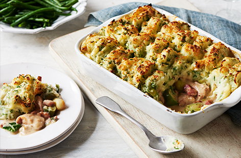 For a quick and easy family dinner, try this hearty cottage pie packed with succulent chicken and crispy bacon lardons and topped with golden potatoes and rich Cheddar. Full of flavour and simple to make, it’s the perfect midweek meal. 