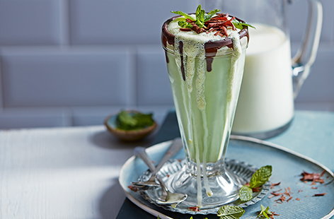 Summer might be coming to an end, but that doesn't mean you can't enjoy a cold, tasty milkshake! This delicious mint chocolate milkshake recipe will go down a treat, especially with the little ones. Follow our super quick guide to make the perfect classic 