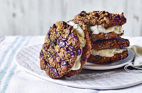 This fun dessert combines all your favourite flavours into one tasty mouthful. Chewy cookies are stuffed with oats and dried apples, drizzled with a bold blackberry icing and sandwiched together with clever one ingredient ice cream (made using frozen banan