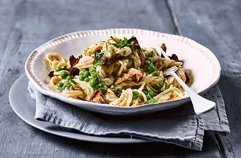 In this clever vegan twist on a carbonara, mushrooms are marinated and baked until crispy to replace the bacon whilst frozen peas add extra veg and colour to the dish. The luxurious creamy sauce makes this a comfort food dinner everyone can enjoy.