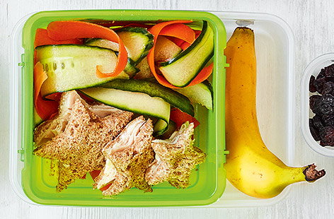 A fun lunchbox idea for kids, cut these turkey sandwiches into star shapes for an easy, healthy packed lunch. Find more Lunchbox recipes on Tesco Real Food.